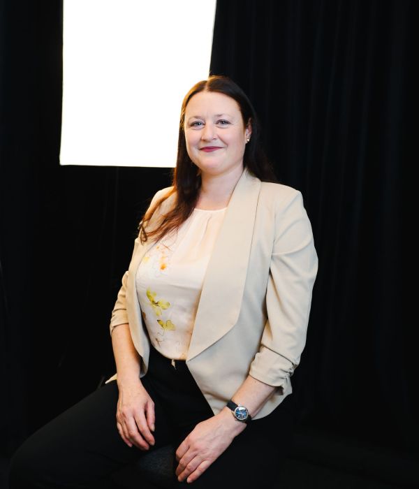 Portrait de Karin Domenech, psychologue-psychothérapeute FSP et directrice de centre chez Novapsy à Lausanne